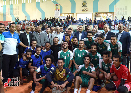 صور رئيس الوزراء يتفقد كلية طب الأسنان والصالة المغطاة (9)