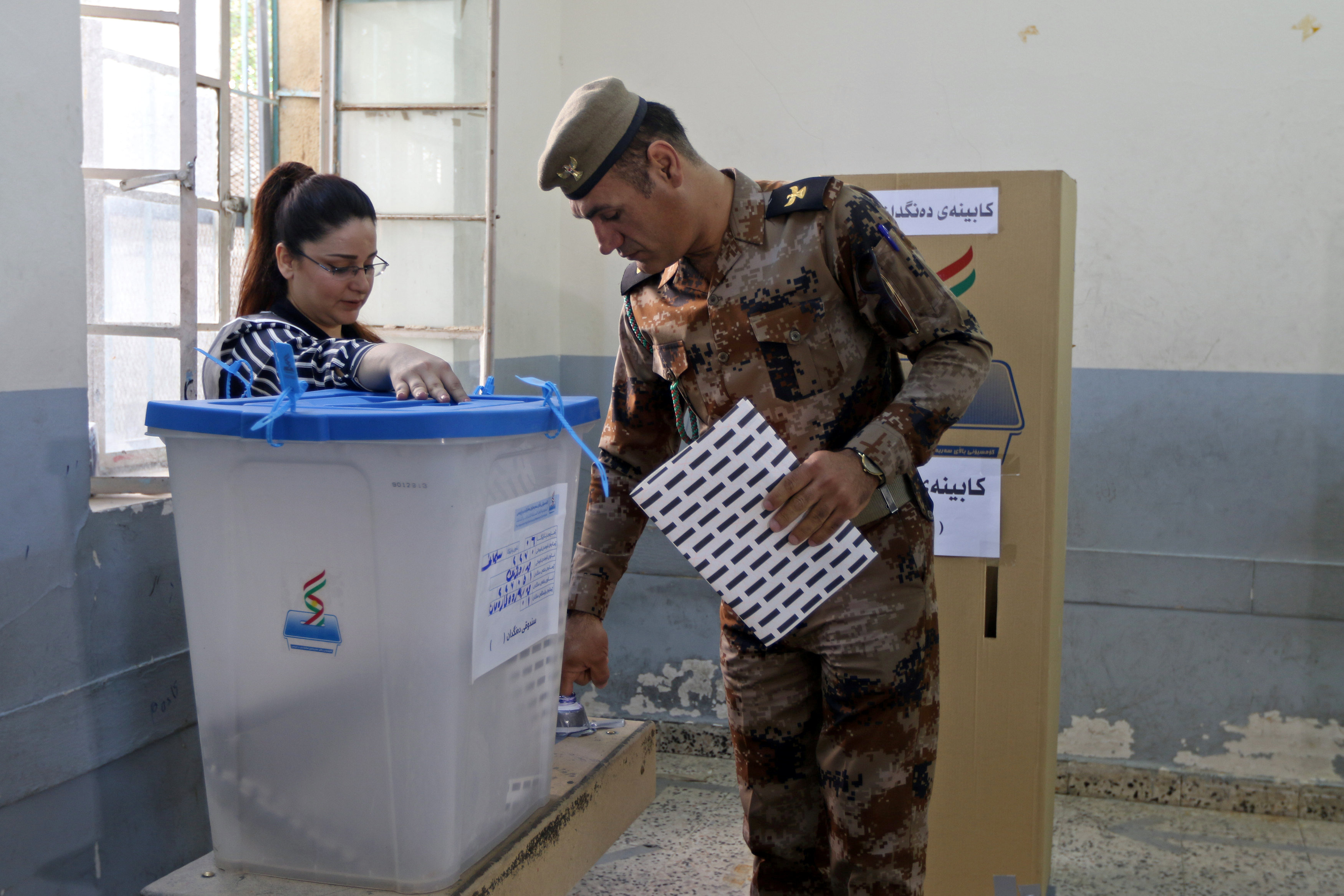 يدلي عضو فى قوات البشمركة العسكرية الكردية بصوته فى الانتخابات البرلمانية