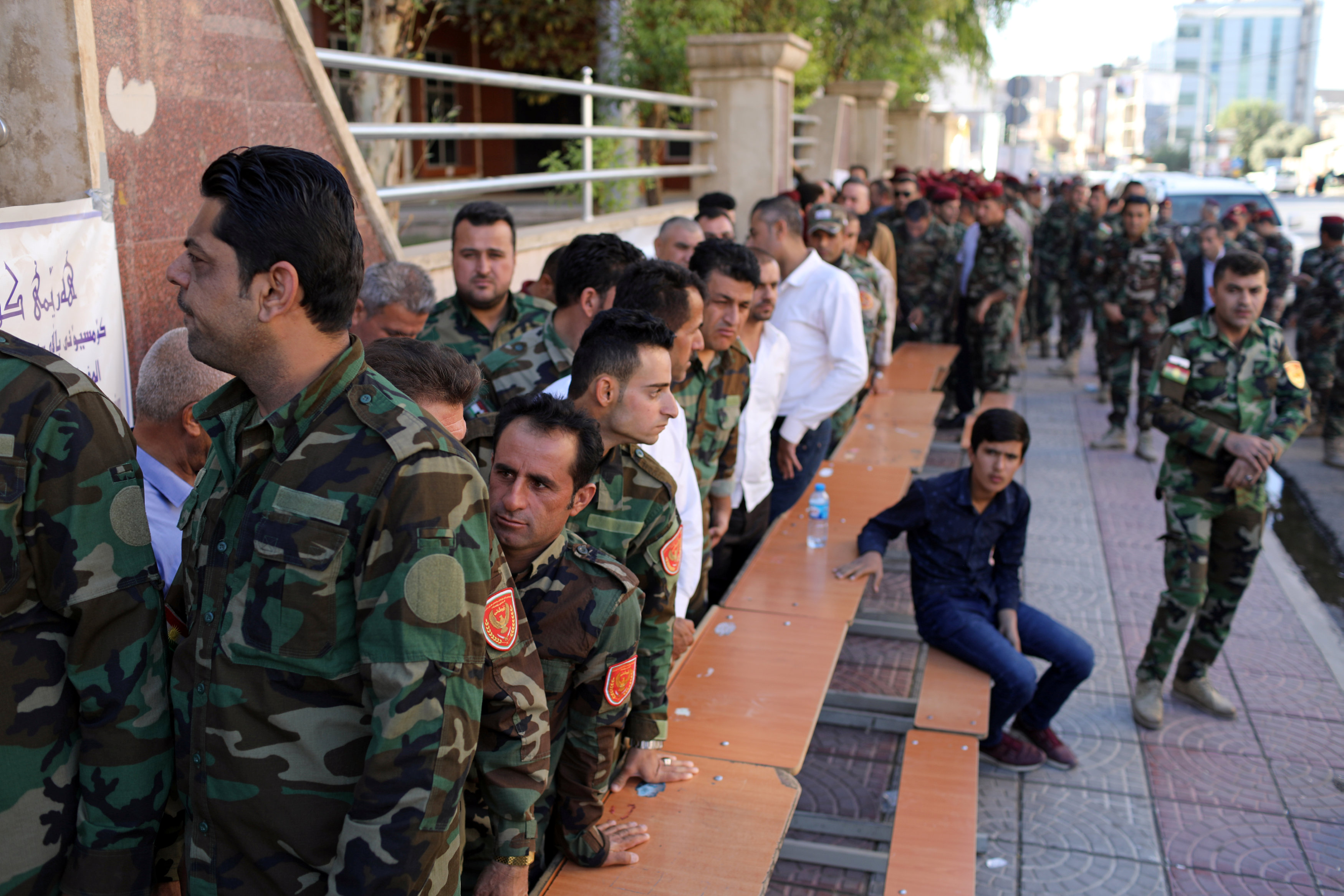 العسكرية الكردية تقبل على لجان الاقتراع للادلاء بصوتها
