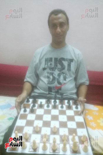 أحمد-عيد-معاق-بصرى-يصمم-رقعة-شطرنج-لتسهيل-ممارسة-اللعبة