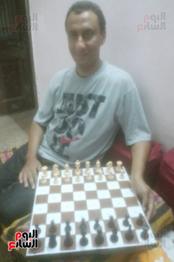 أحمد--يعرض-رقعة-الشطرنج-المبتكرة