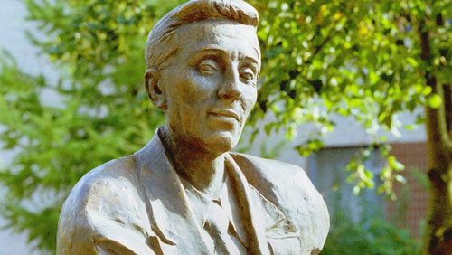 تمثال للكاتب ميخائيل زوشينكو