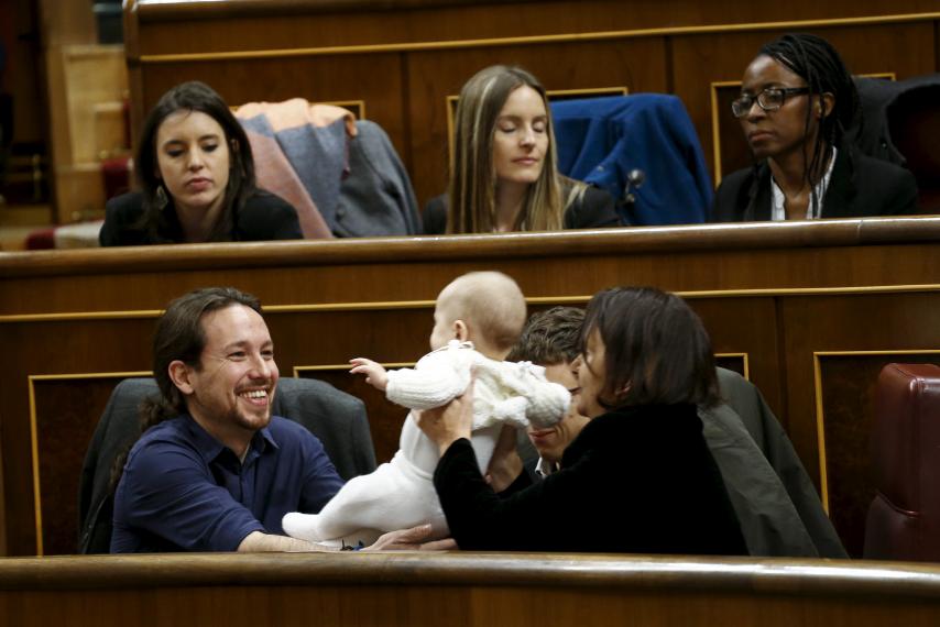 النواب فى البرلمان الإسبانى يلعبون مع الطفلة