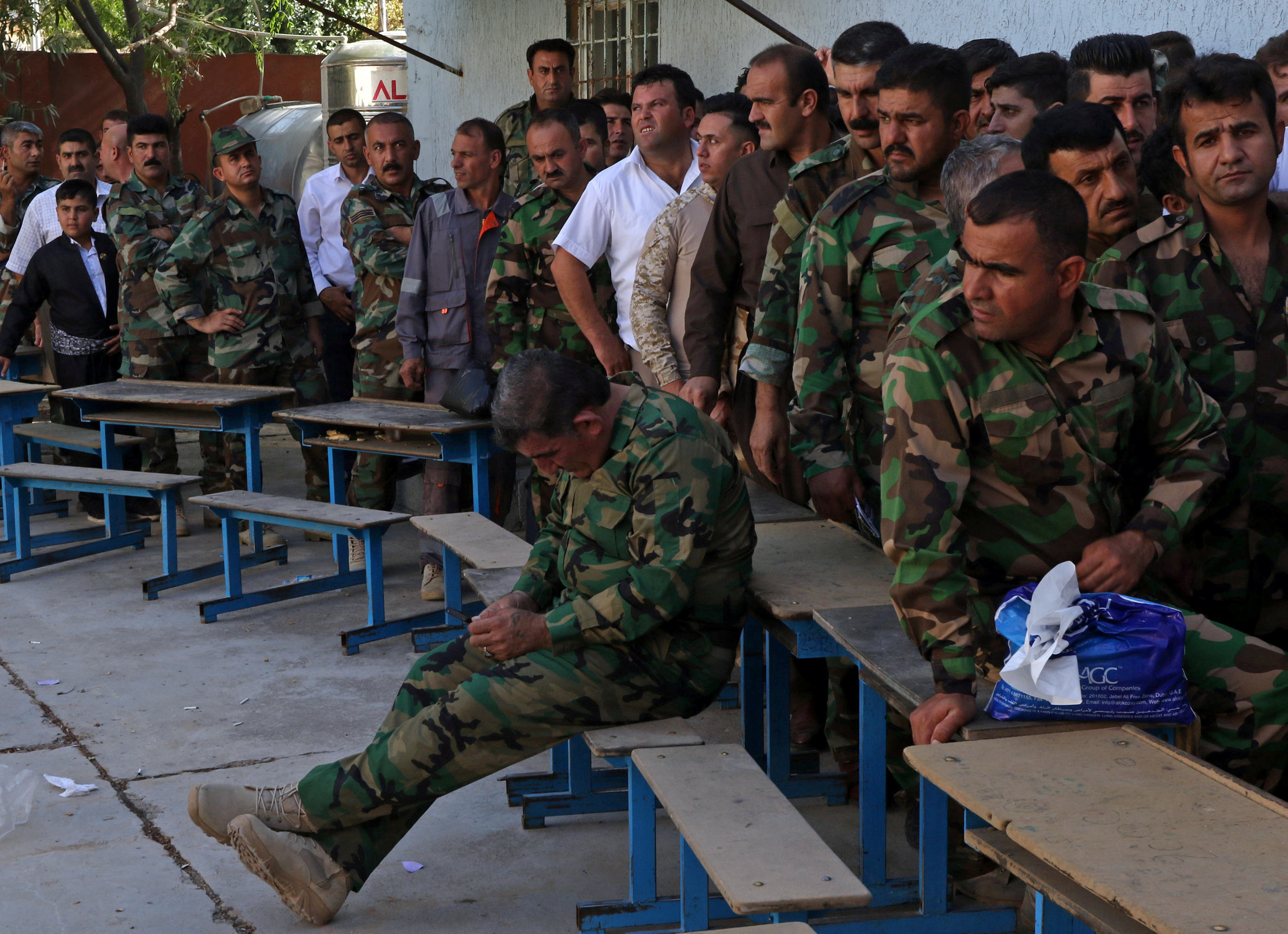 يصطف أفراد القوات العسكرية الكردية فى البشمرجة للتصويت فى الانتخابات البرلمانية فى السليمانية