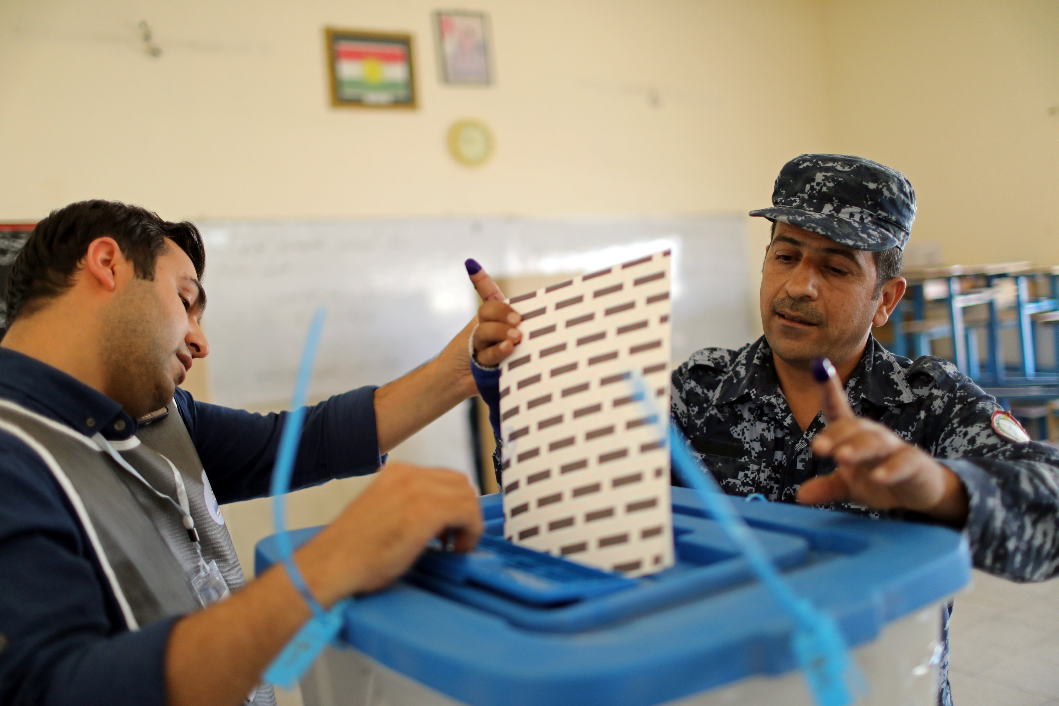 عضو في قوات الأمن الكردية يدلي بصوته  قبل يومين من فتح باب التصويت في الانتخابات البرلمانية