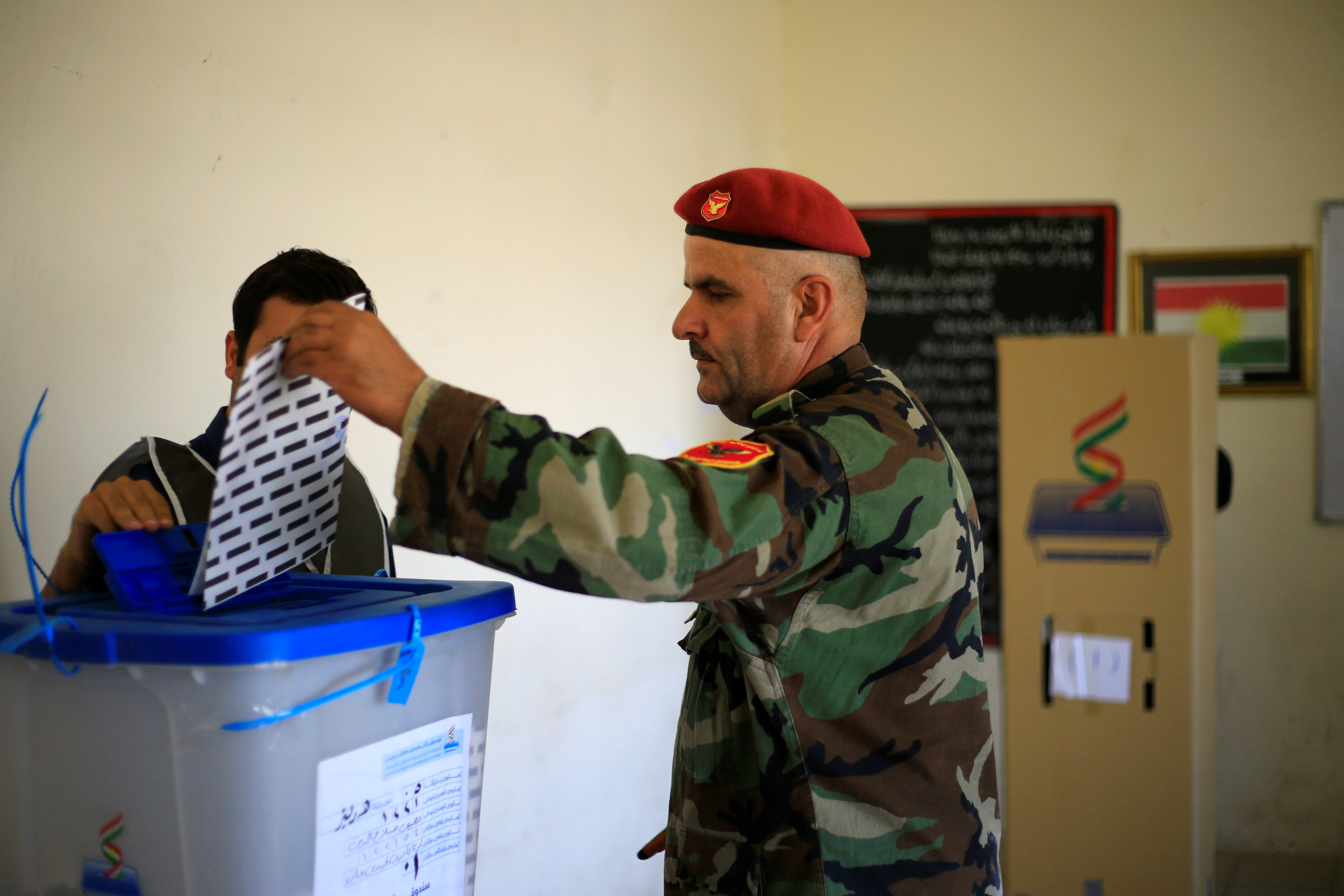 عضو قوات البشمركة العسكرية الكردية يدلي بصوته فى الانتخابات البرلمانية بالمنطقة شبه المستقلة