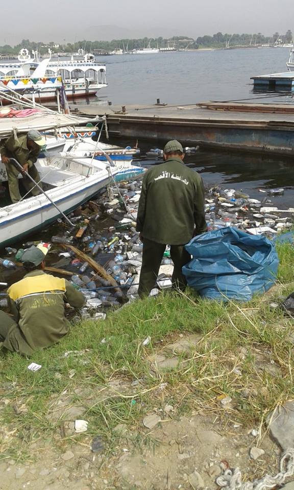 مجلس مدينة الأقصر يقود حملات لتنظيف نهر النيل من القمامة والمخلفات (2)