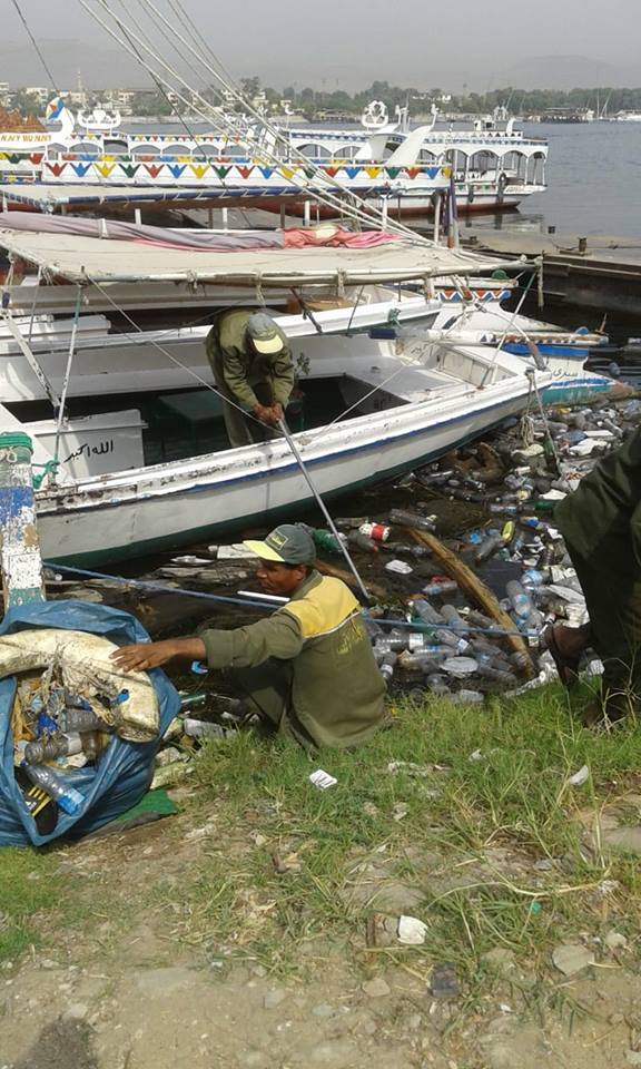 مجلس مدينة الأقصر يقود حملات لتنظيف نهر النيل من القمامة والمخلفات (3)