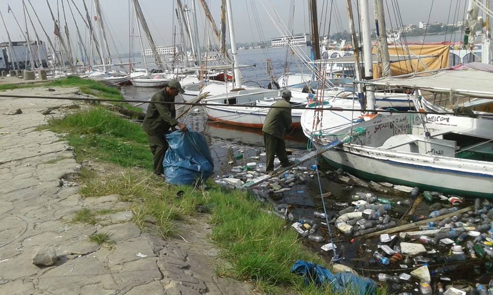 مجلس مدينة الأقصر يقود حملات لتنظيف نهر النيل من القمامة والمخلفات (1)