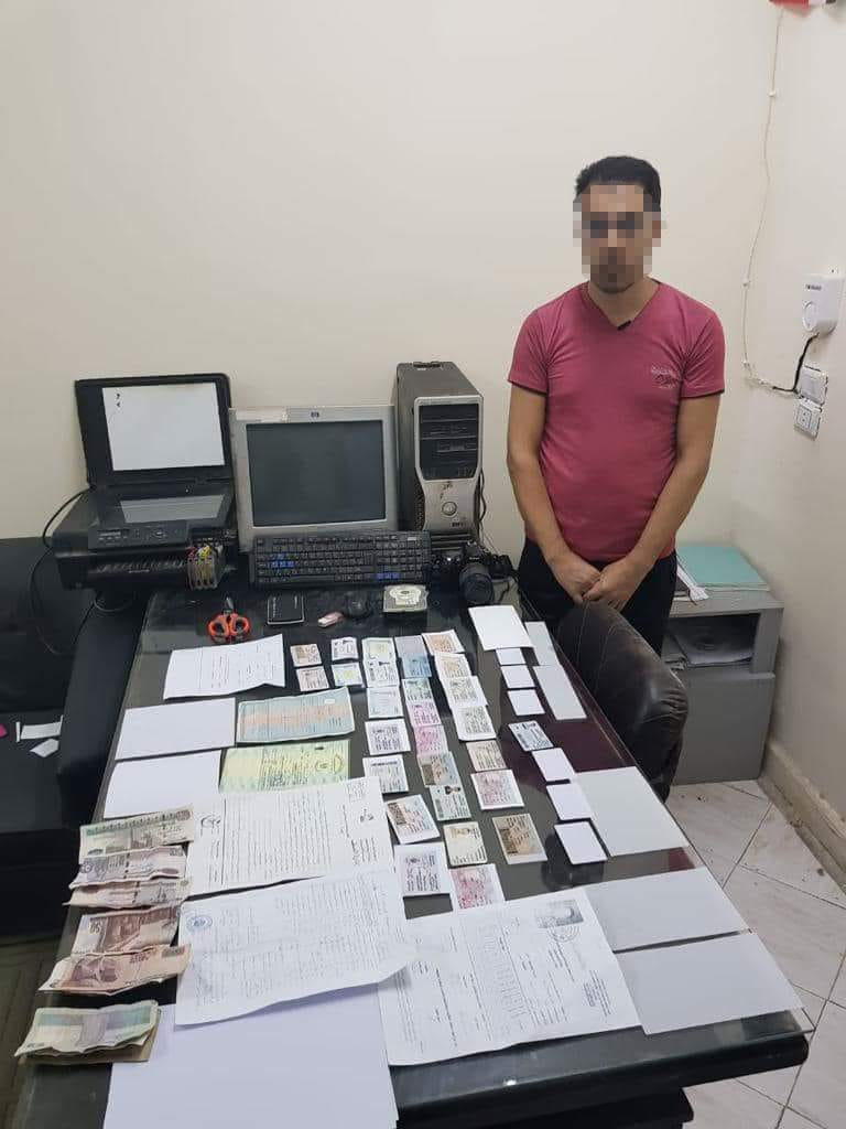 69144-أحد-المتهمين-بصحبته-المضبوطات