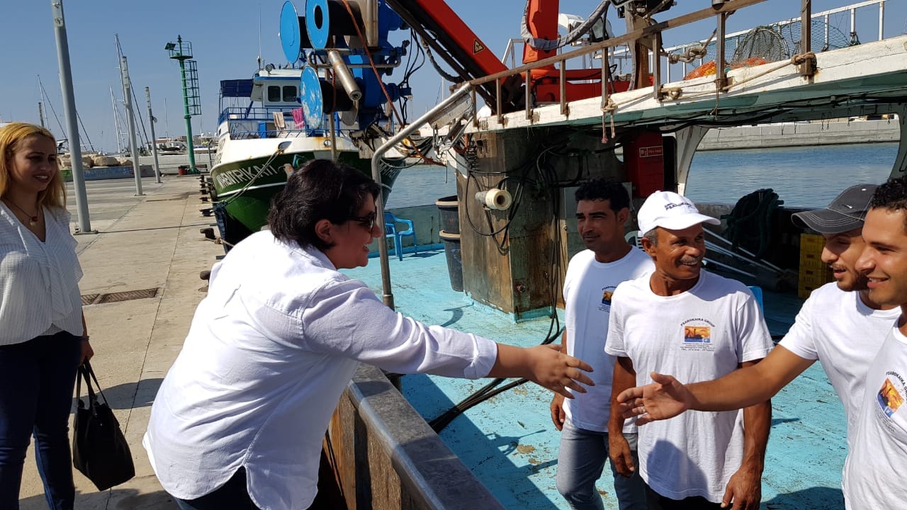سفيرة مصر في قبرص مع صيادين مصرين