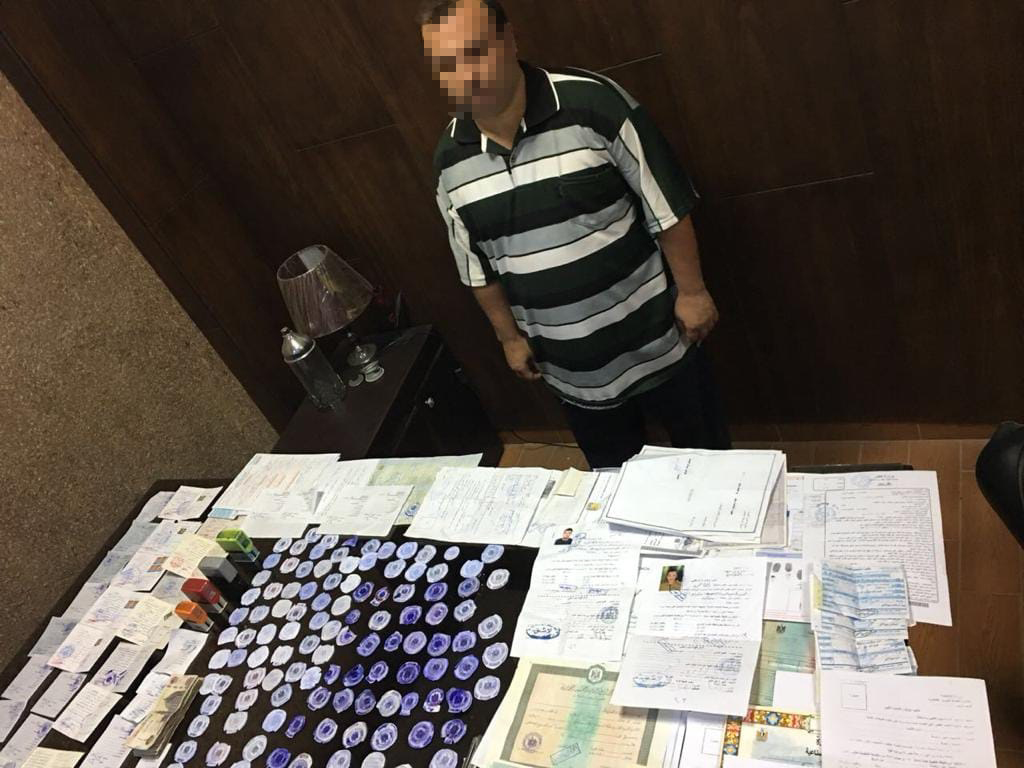 104285-المتهم-بصحبته-المضبوطات