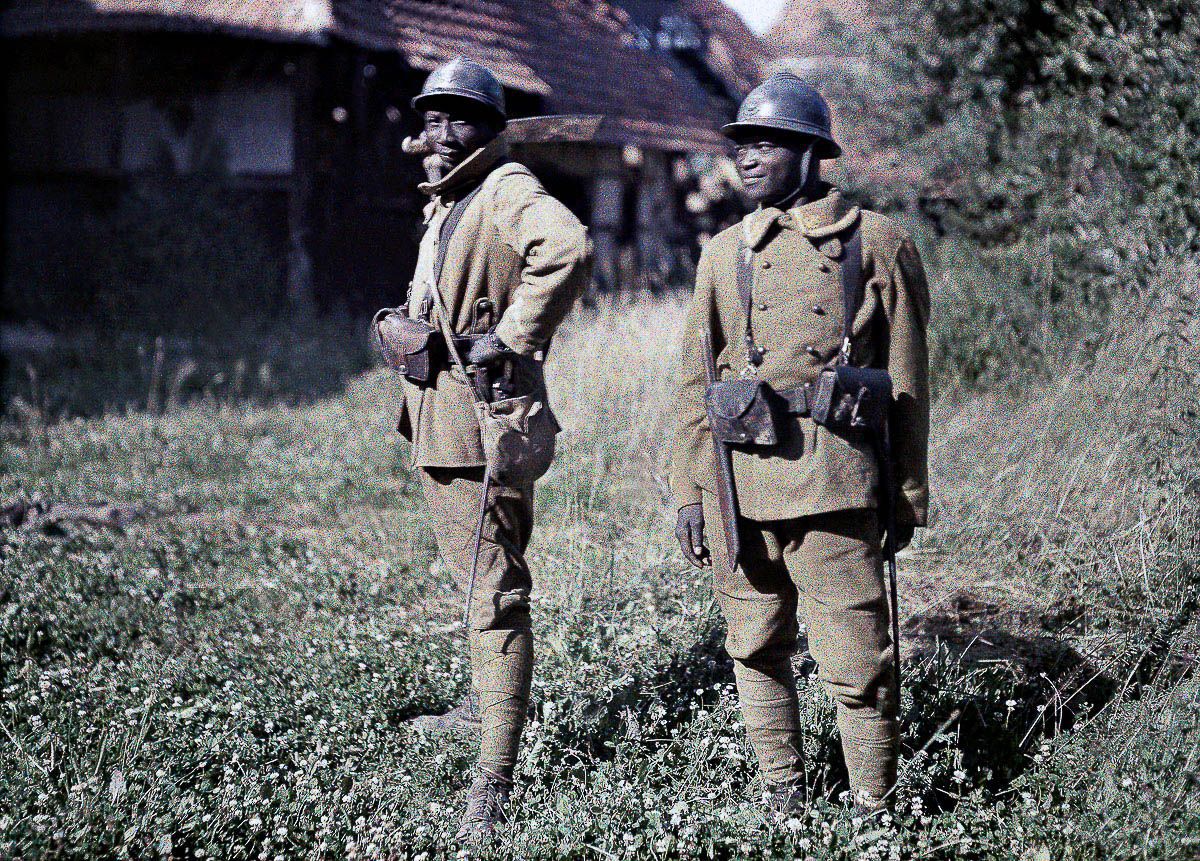 الجنود السنغاليون الذين يخدمون مع الجيش الفرنسى