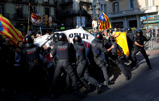 اشتباكات-بين-كتالونيين-والشرطة-الإسبانية-(5)