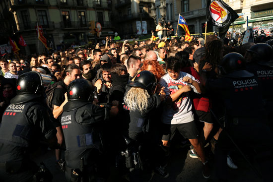 اشتباكات-بين-كتالونيين-والشرطة-الإسبانية-(6)