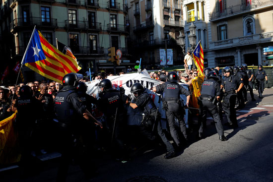 اشتباكات-بين-كتالونيين-والشرطة-الإسبانية-(7)