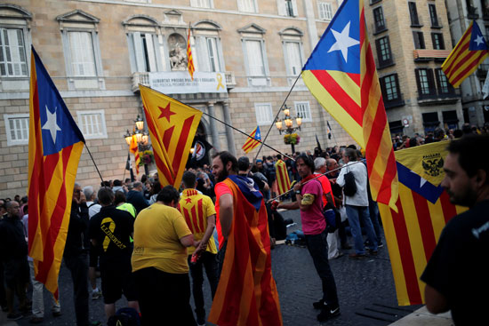 اشتباكات-بين-كتالونيين-والشرطة-الإسبانية-(3)