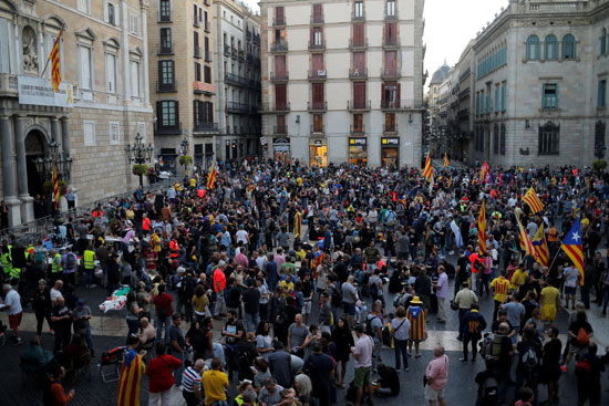 اشتباكات-بين-كتالونيين-والشرطة-الإسبانية-(1)