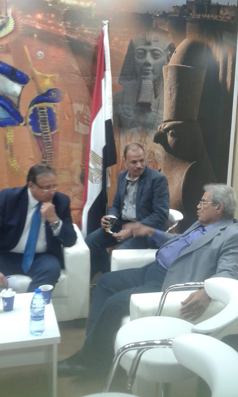 هيئة الكتاب تحتفل بعيد ميلاد كرم مراد ورئيس دار الكتب فى معرض عمان (2)