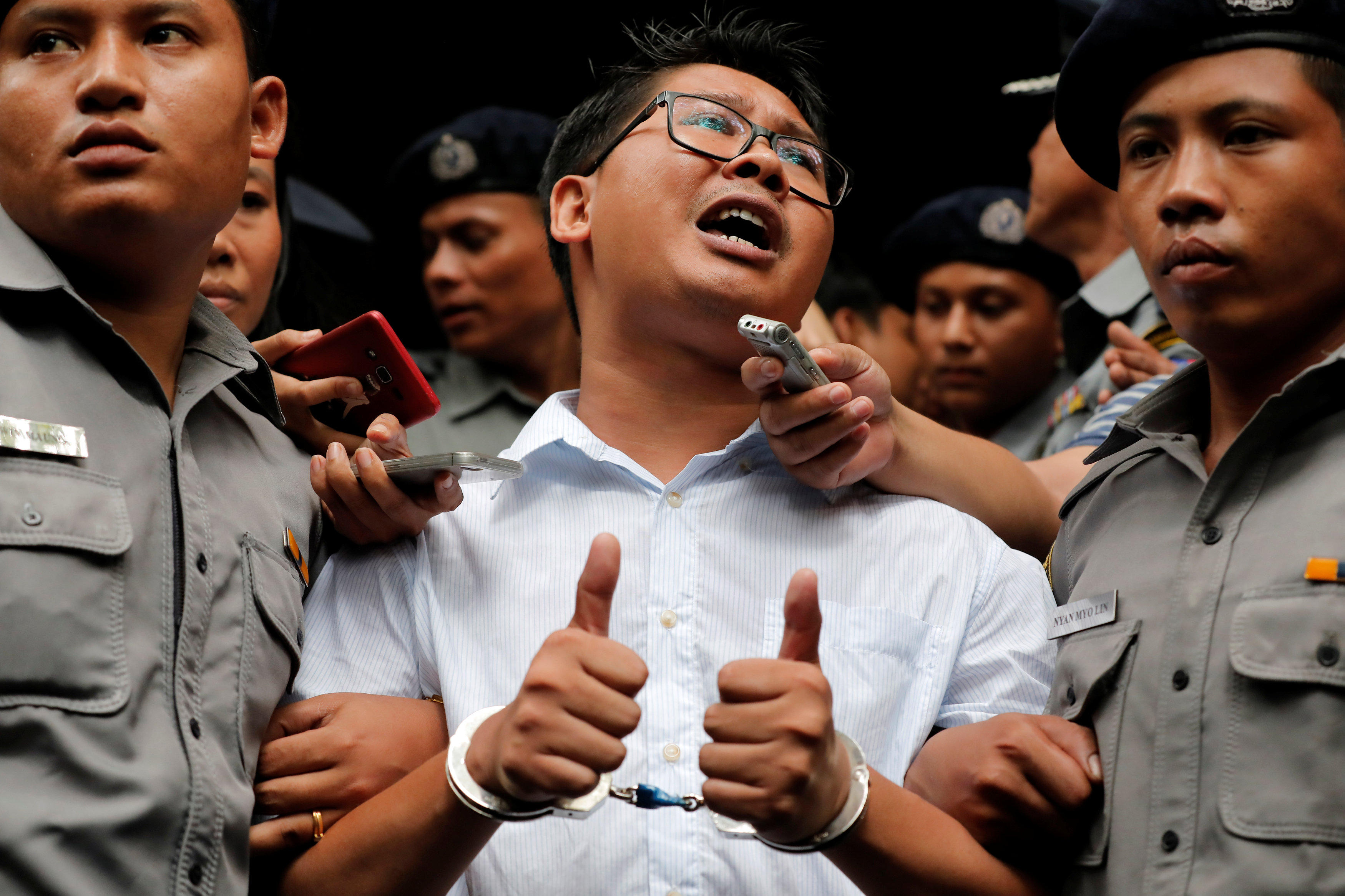 ميانمار تسجن صحفيين من رويترز 