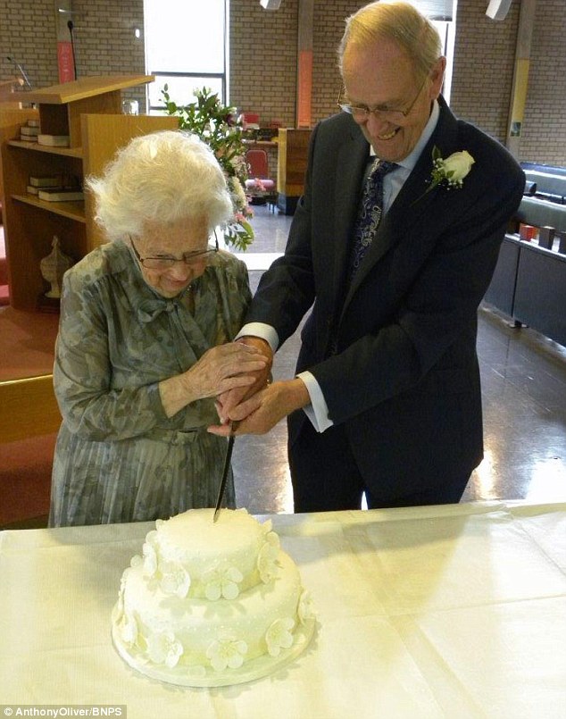 العريس و العروس يقطعوا كعكة الزفاف
