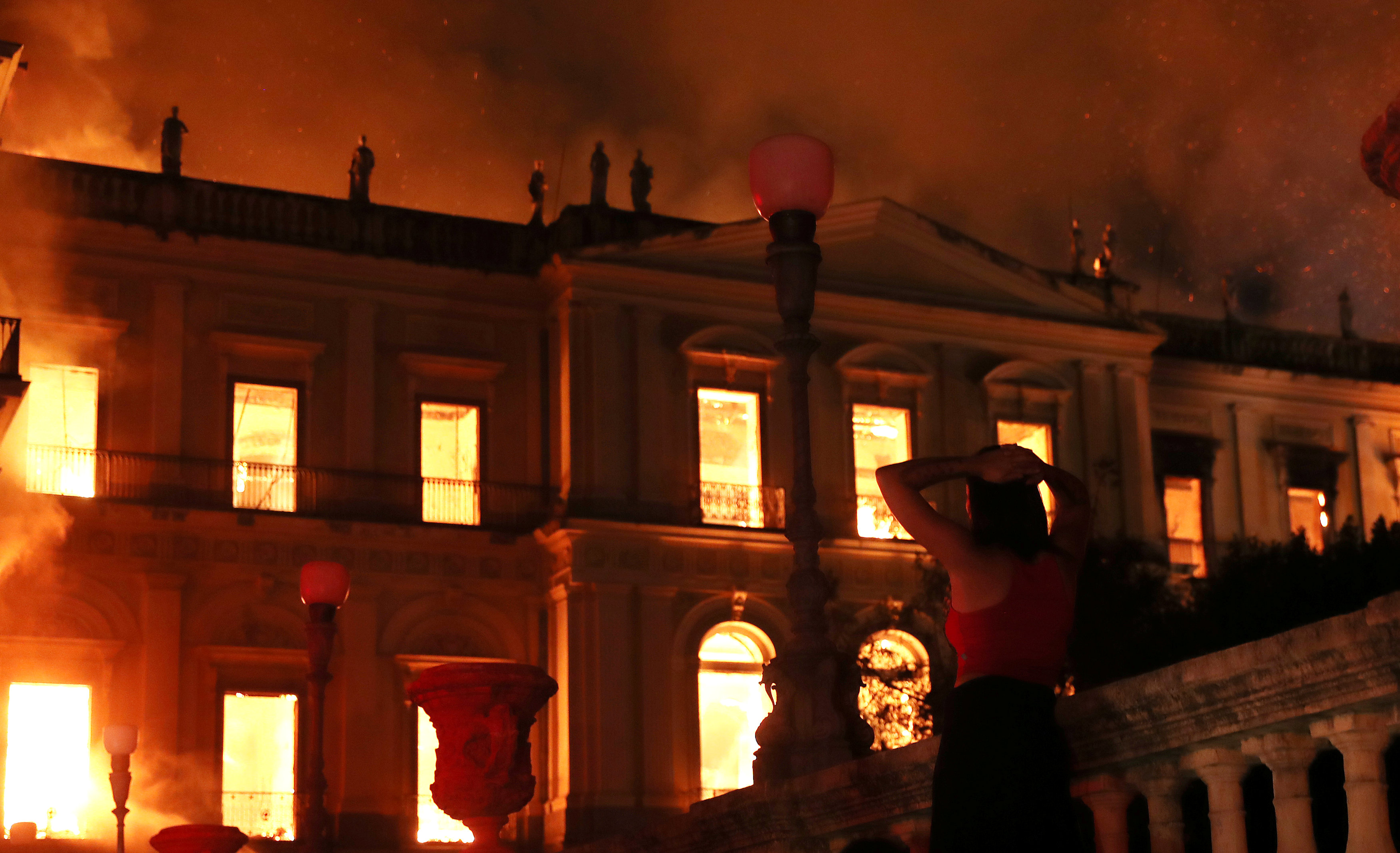 حريق هائل فى المتحف الوطنى بريو دى جانيرو