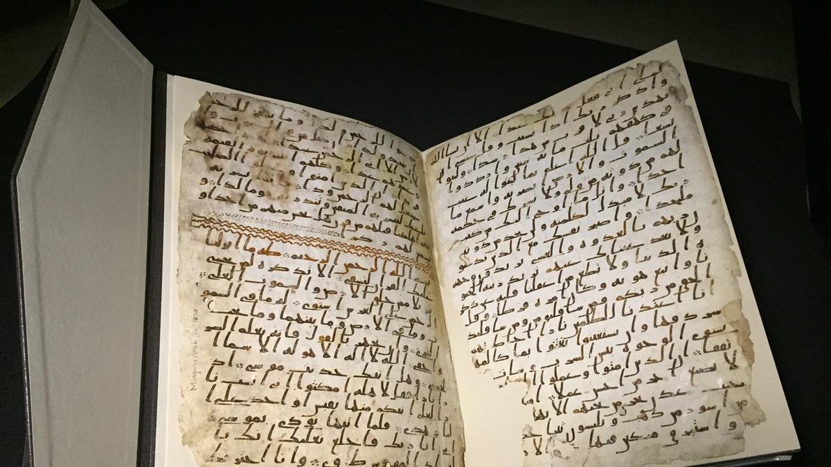 صفحتان من القرآن الكريم، يبلغ عمرهما نحو 1370 بالمكتبة