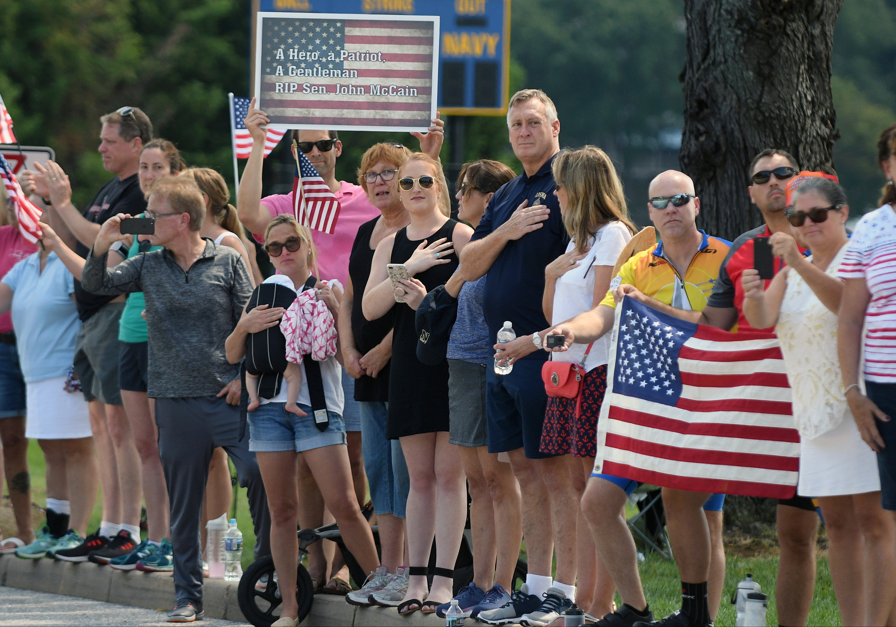 الأمريكيون يشاهدون مراسم دفن جون ماكين