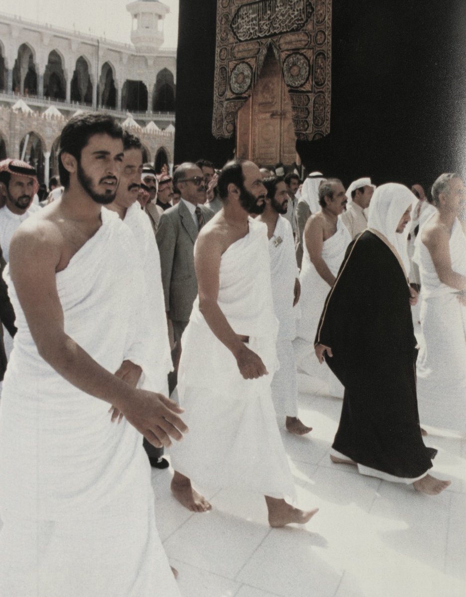 الشيخ زايد يؤدى مناسك الحج برفقة محمد بن زايد عام 1979