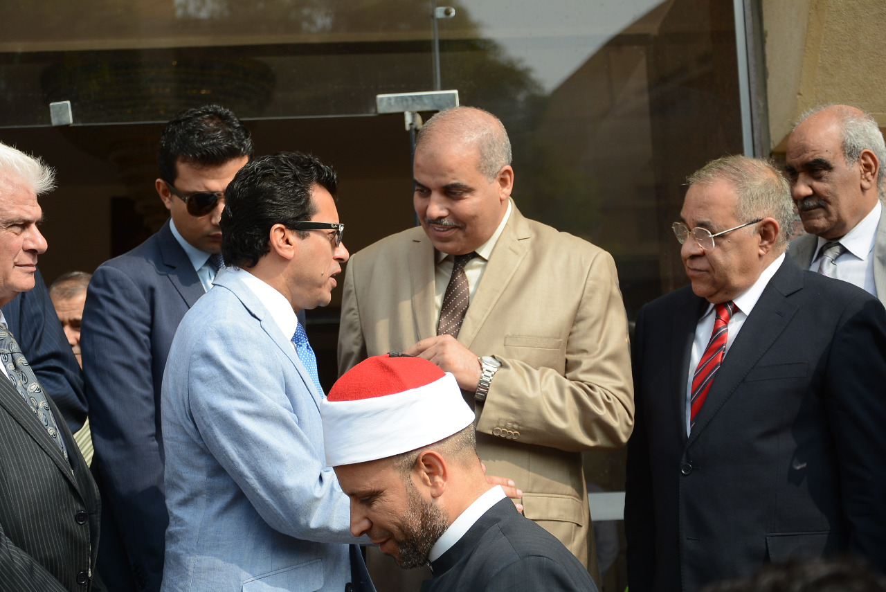وزير الشباب  يكرم المحرصاوى على هامش انطلاق قافلة الأزهر  إلى شمال  سيناء (1)