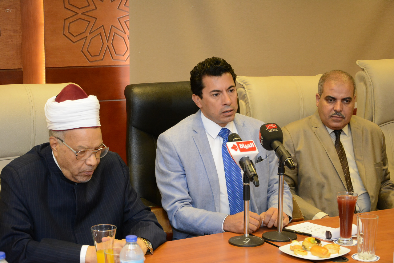 وزير الشباب  يكرم المحرصاوى على هامش انطلاق قافلة الأزهر  إلى شمال  سيناء (2)