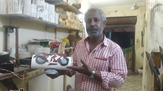 شاهد إبداعات الفنان الصعيدي محمد الشولي بالمشغولات اليدوية المميزة في الأقصر