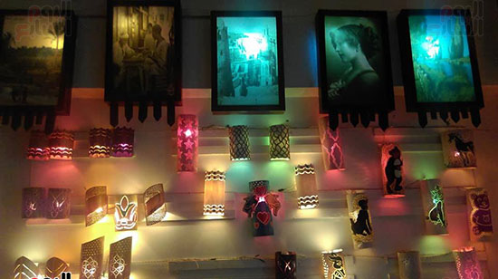                       التحف الفنية والصور المميزة داخل ورشة الفنان محمد الشولي