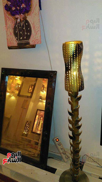    الفنان محمد الشولي يصنع قطعة الفنية في ورشته الصغيرة بعيداً عن ضخب الحياة