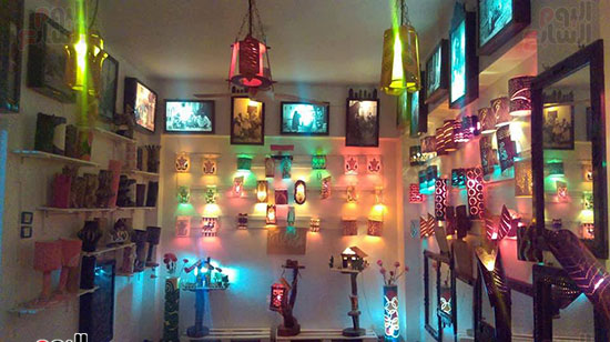    جانب من المشغولات اليدوية المصنوعة بأيادي الفنان محمد الشولي