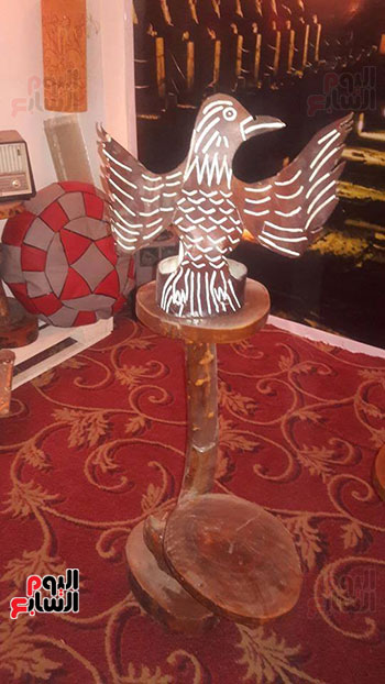                       طائر مصنوع يدوياً بورشة الفنان محمد الشولي