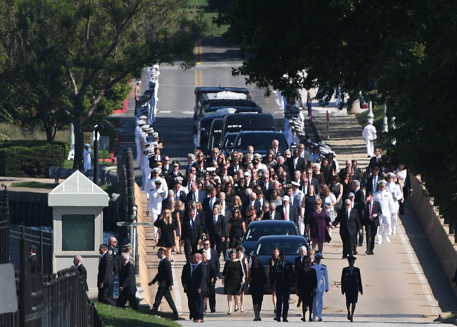 المسئولين الأمريكيين يشاركون فى مراسم الدفن