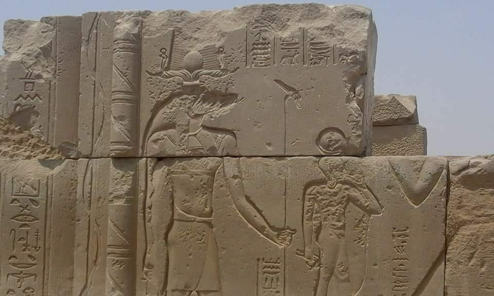 الكتل الأثرية بعد تركيبها الكتل الأثرية بعد تركيبها