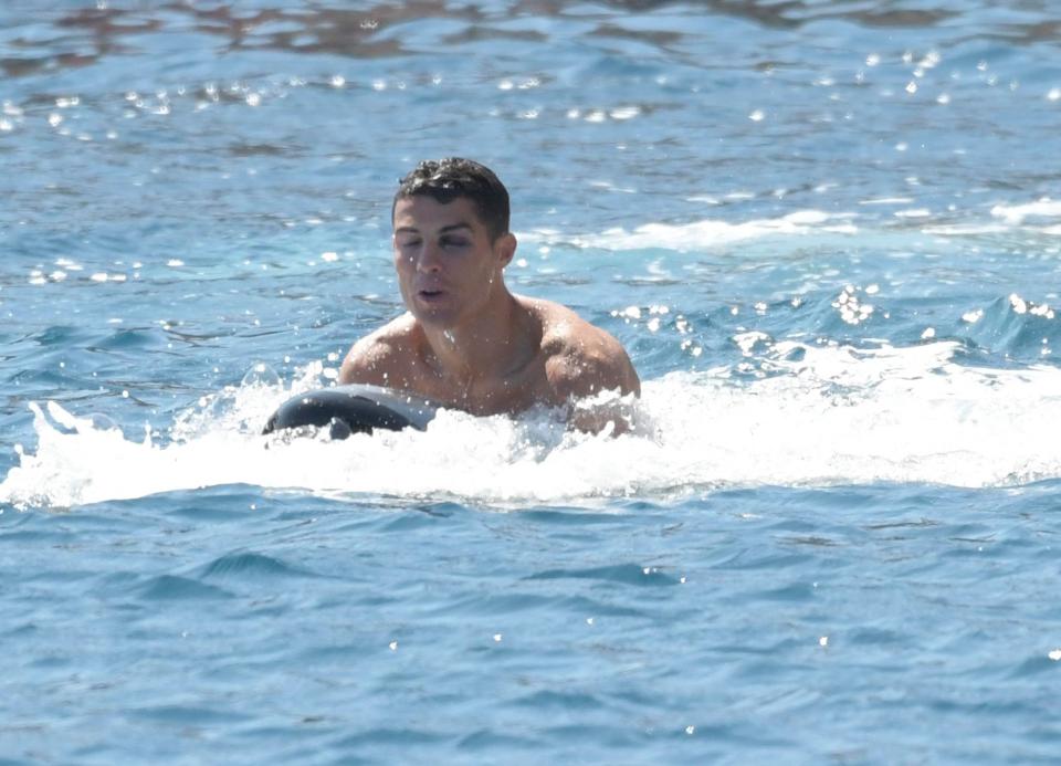 كريستيانو رونالدو يمارس السباحة