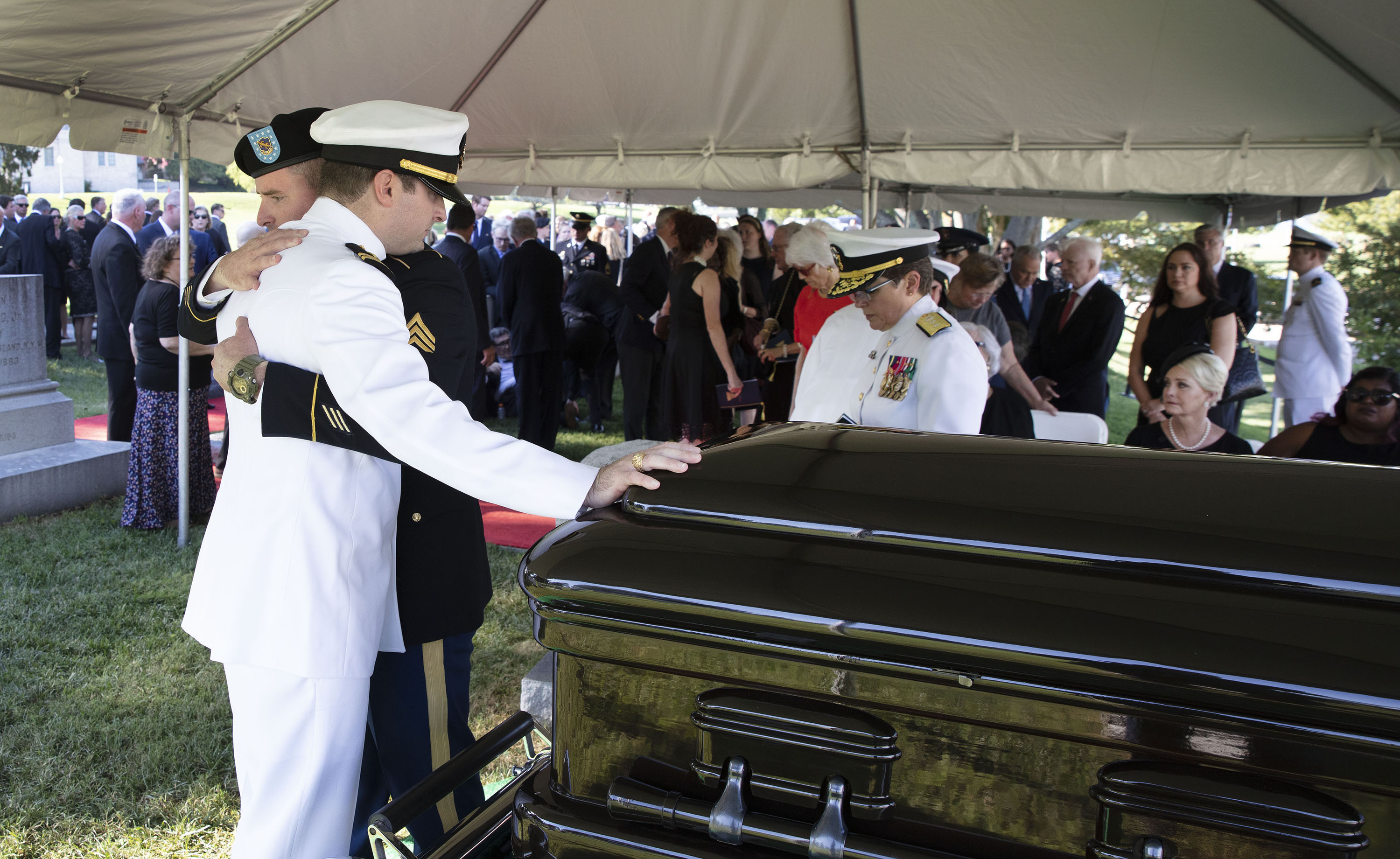 استقبال جثمان جون ماكين فى الاكاديمية البحرية