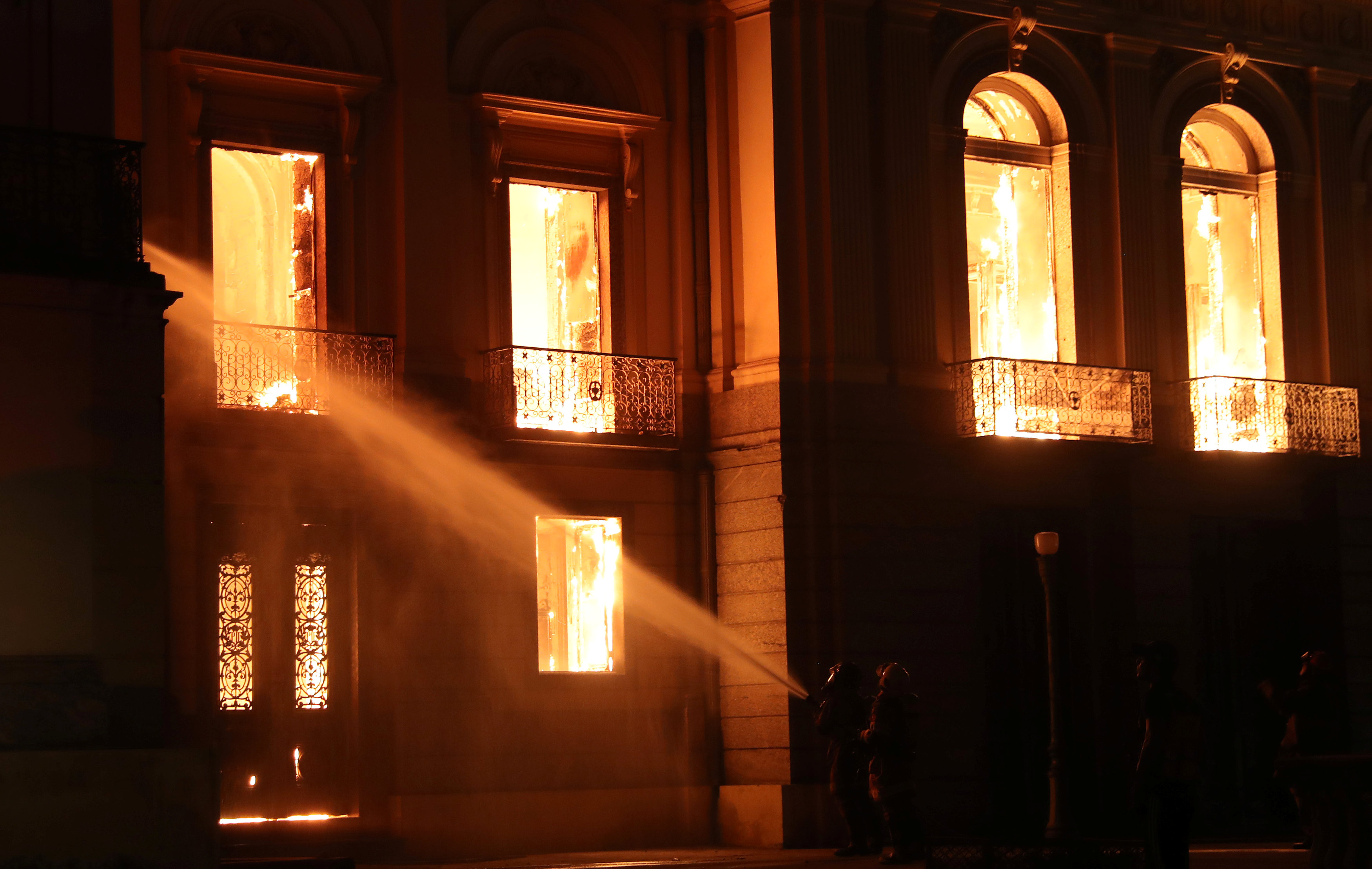 حريق هائل فى المتحف الوطنى بريو دى جانيرو