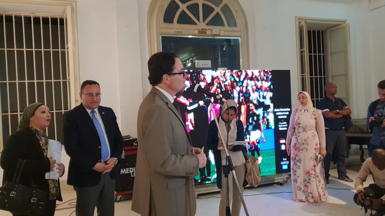  السفير الفرنسى بمصر يفتتح معرض لصور كأس العالم بالإسكندرية (3)