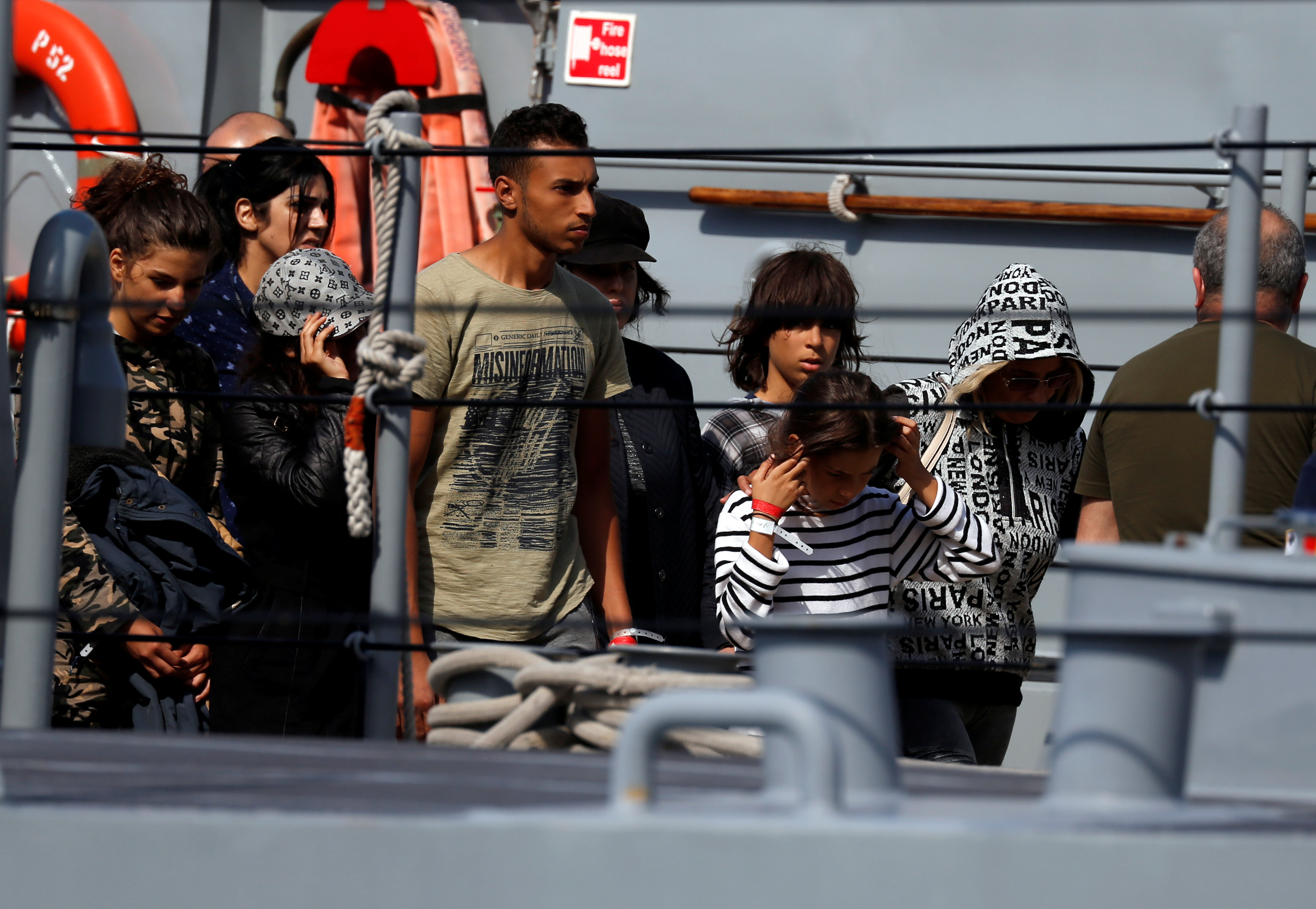 المهاجرون على متن السفينة