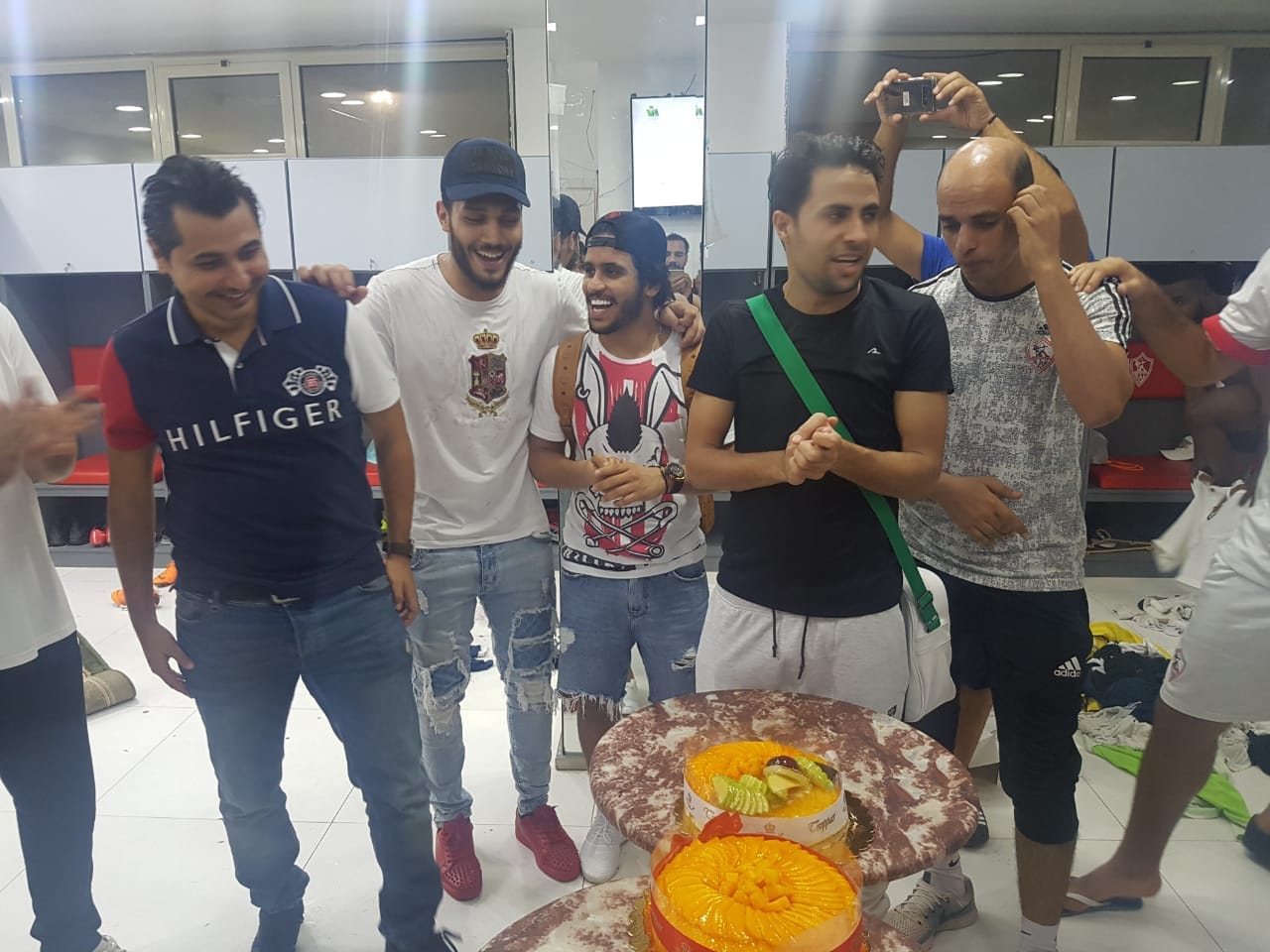 لاعبو الزمالك يحضرون "تورتة" احتفالا بعيد ميلاد "زاهر"