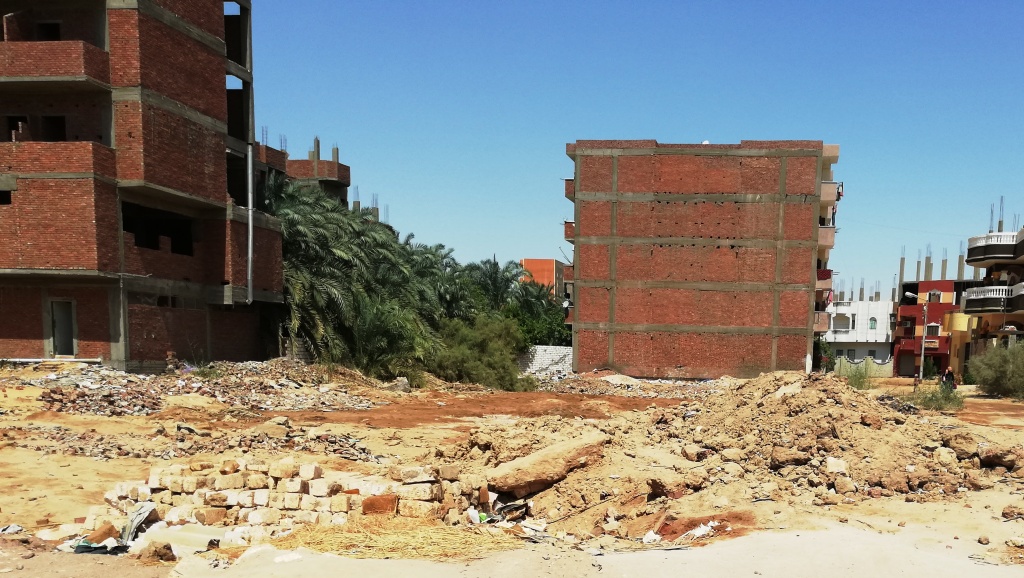 الإهمال يسيطر على حى المهندسين بمدينة موط بالداخلة (12)