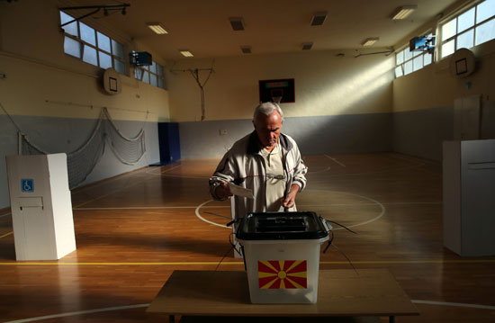 احد مواطنى مقدونيا يدلى بصوته فى الاستفتاء