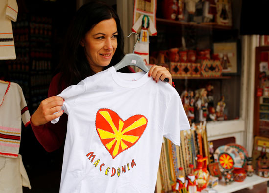 فتاة مقدونية تحمل رداء بعلامة الموافقة على الاستفتاء