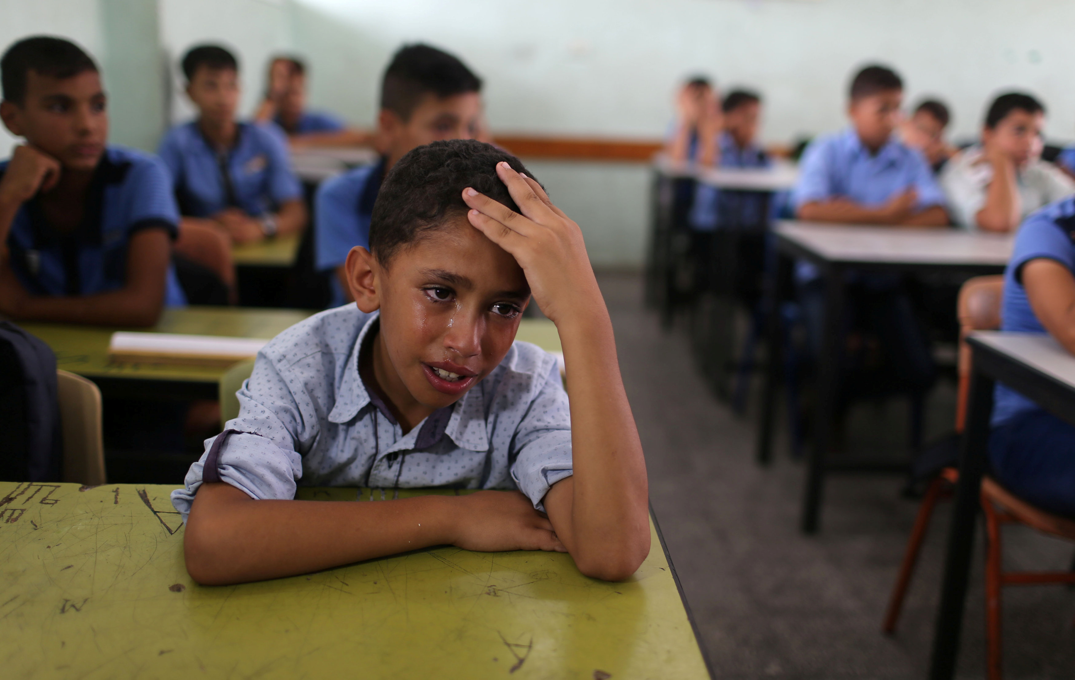 بكاء طفل فلسطينى على زميله عقب استشهاده