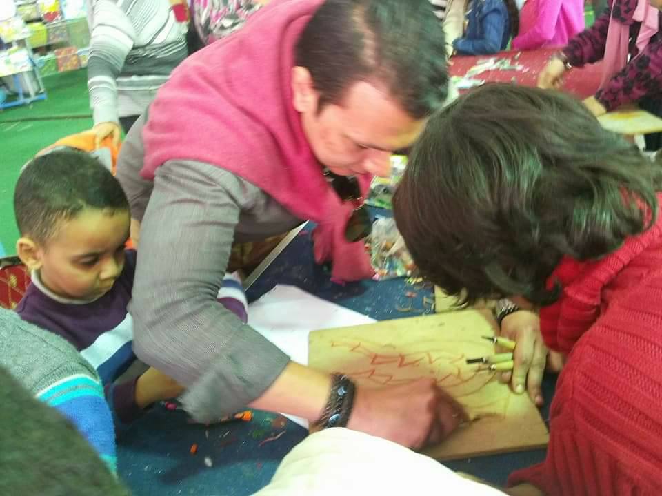 مصطفى إسماعيل أثناء تعليمه للأطفال 