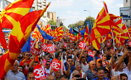 سكان مقدونيا يلوحون بالأعلام فى يوم الاستفتاء